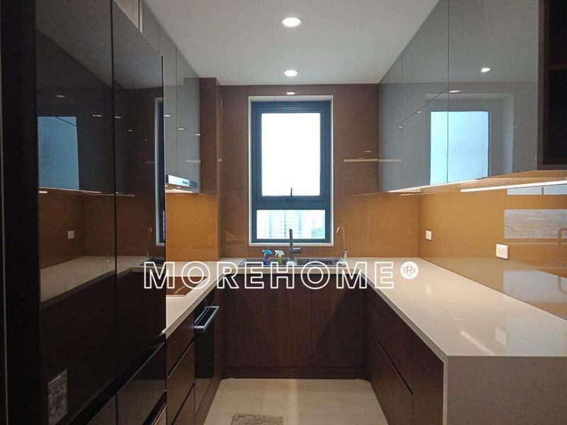 Không phải ngẫu nhiên kính màu ốp bếp lại được nhiều gia chủ ưa chuộng. Bởi vẻ đẹp hiện đại, cao cấp lại cực trẻ trung của nó cho căn phòng.